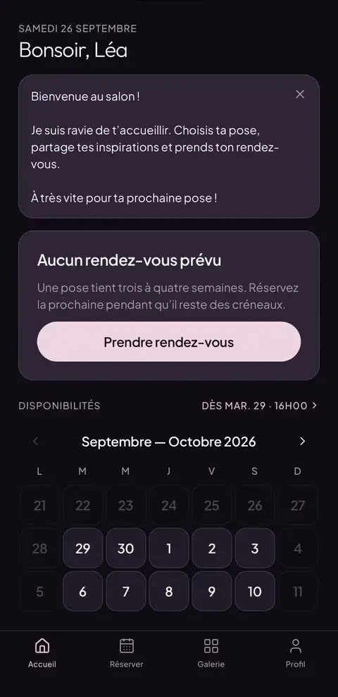 Capture animée de l’app Cuty : une nouvelle cliente saisit le code du salon de démonstration, puis arrive sur son accueil où s’affiche le mot de bienvenue de sa prothésiste.