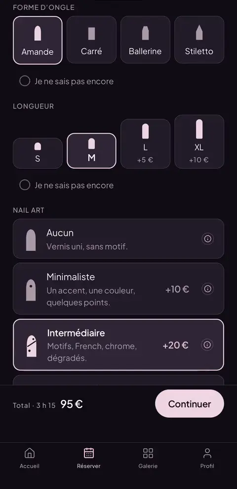 Capture animée de l’app Cuty : la cliente choisit ses chablons, sa forme amande, sa longueur M puis un nail art Intermédiaire ; le total passe à 95 € pour 3 h 15.